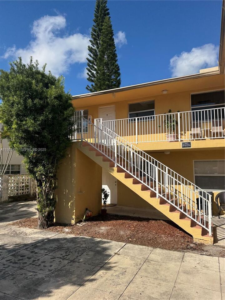 Property Photo:  1427 NE 56th St 1-7  FL 33334 