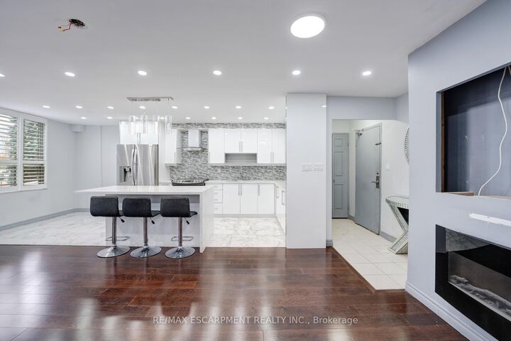Property Photo: 10 Edgecliff Golfway 206 ON M3C 3A3