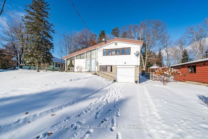 3 Newton Crescent — photo 1