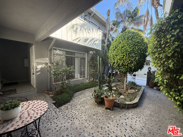 Property Photo:  742 S Plymouth Blvd  CA 90005 