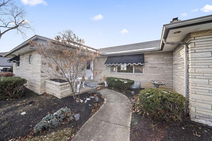 Property Photo: 1585 Peace Place OH 43209