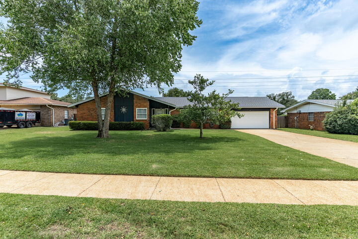 Property Photo:  310 NW Jonquil Avenue  FL 32548 