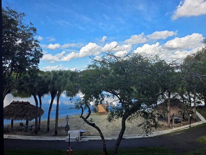 Property Photo: 1101 Colony Point Cir 304 FL 33026