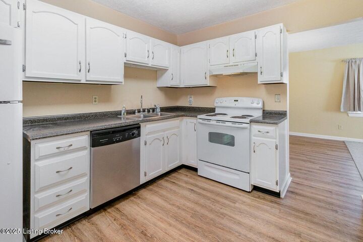 Property Photo:  312 El Conquistador Pl  KY 40220 