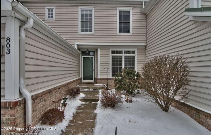 Property Photo: 803 Ohenry Close PA 18507