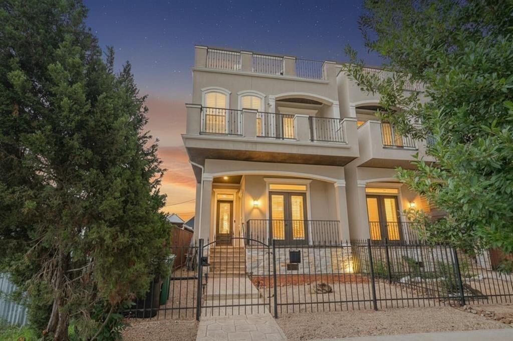 Property Photo: 823 W 21st Street TX 77008