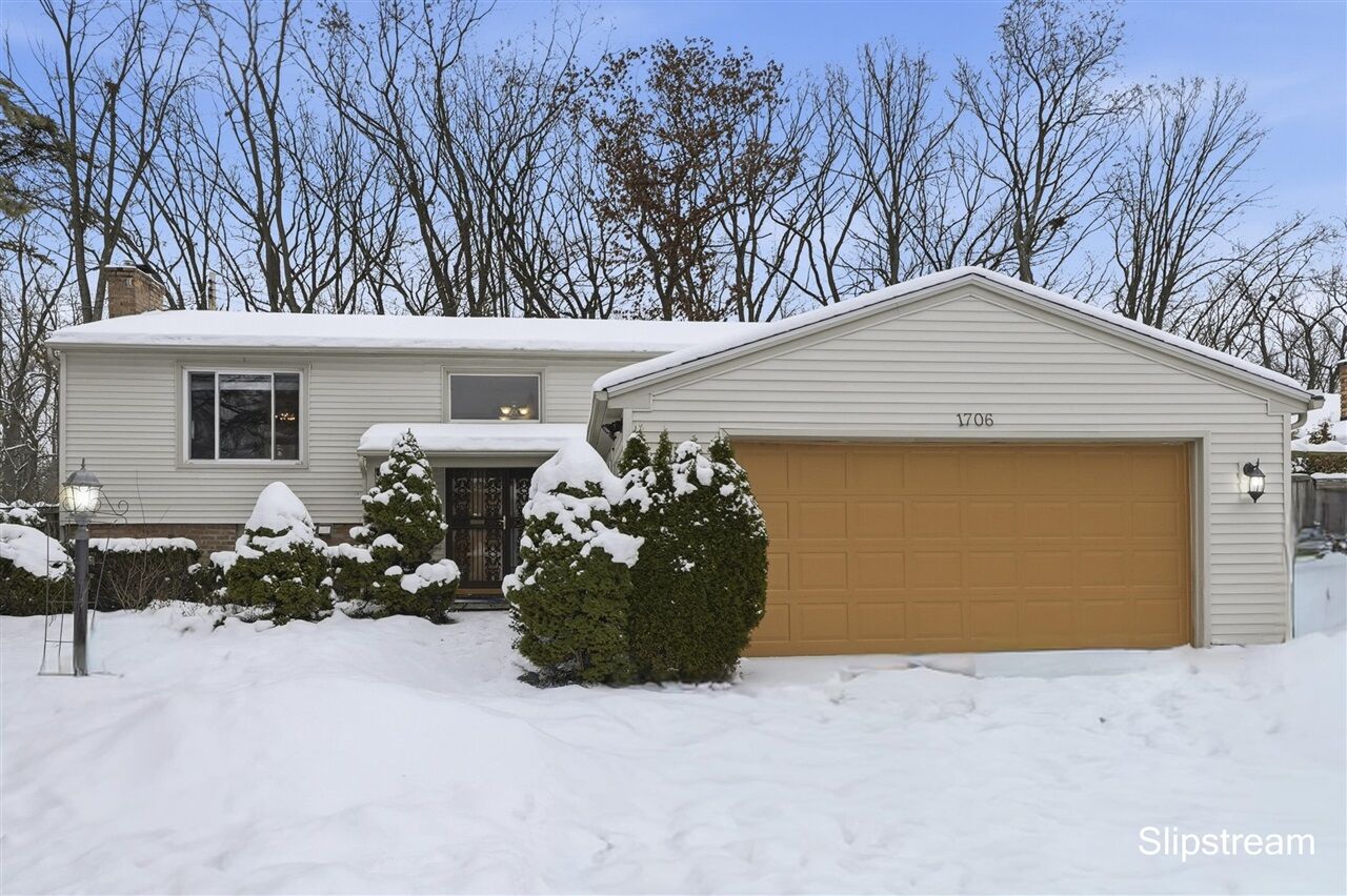 Property Photo:  1706 Autumn Lane  MI 48912-4504 