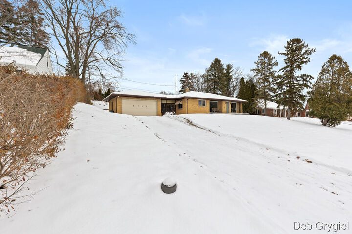 Property Photo:  1715 Oswego Street NW  MI 49504 
