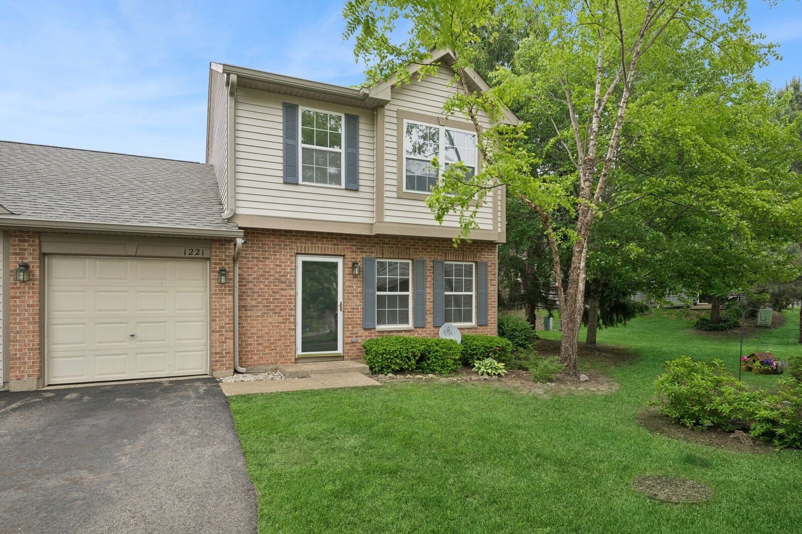 Property Photo:  1221 N Village Drive  IL 60073 