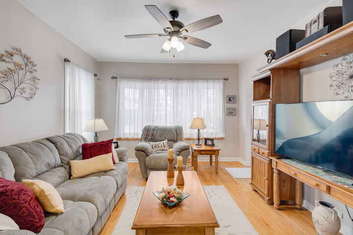 Property Photo: 4323 Deyo Avenue IL 60513