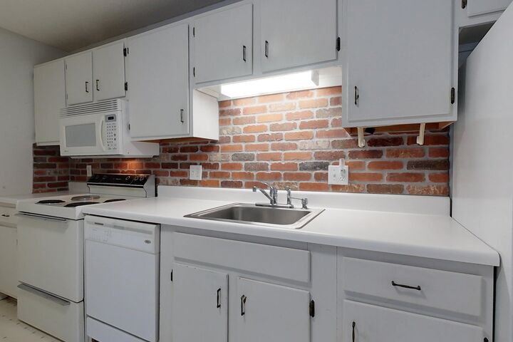 Property Photo: 8 Saint James Place NH 03062