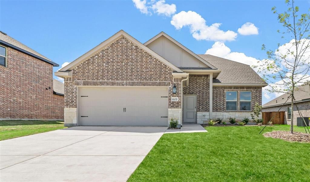 Property Photo: 605 Ridgewood Drive TX 75495