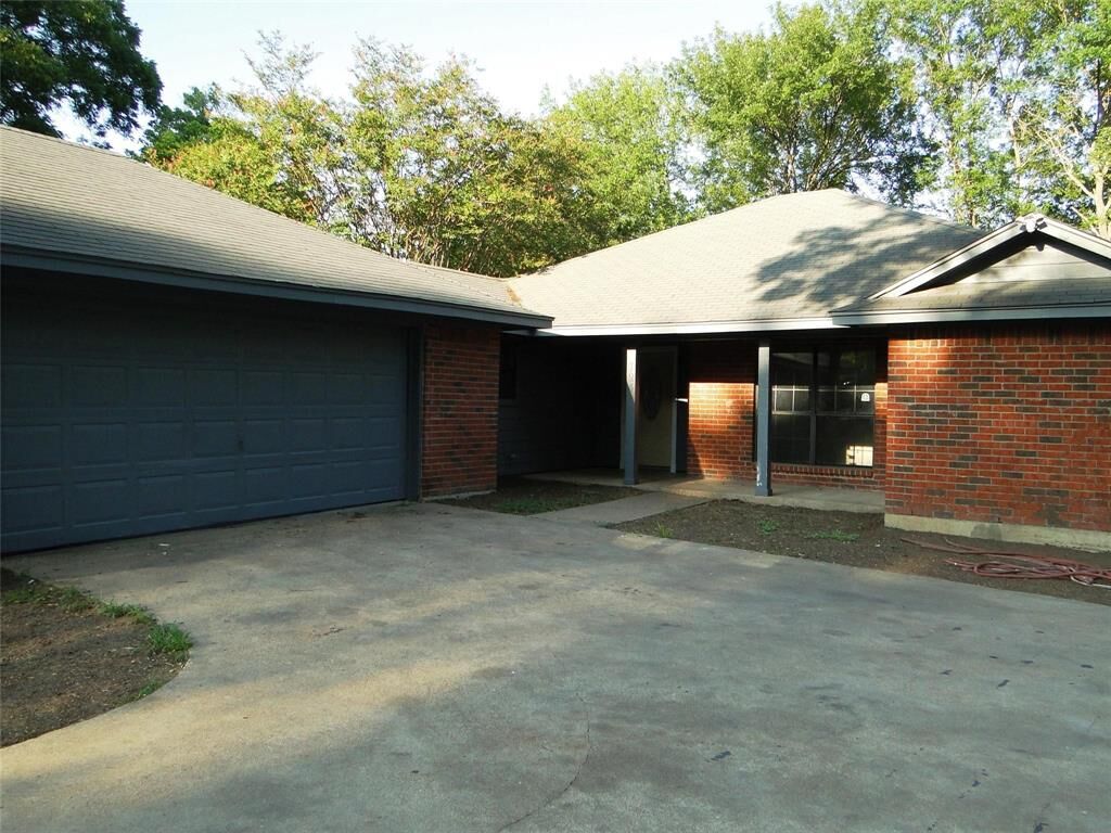 Property Photo: 724 N Elm Street TX 75146