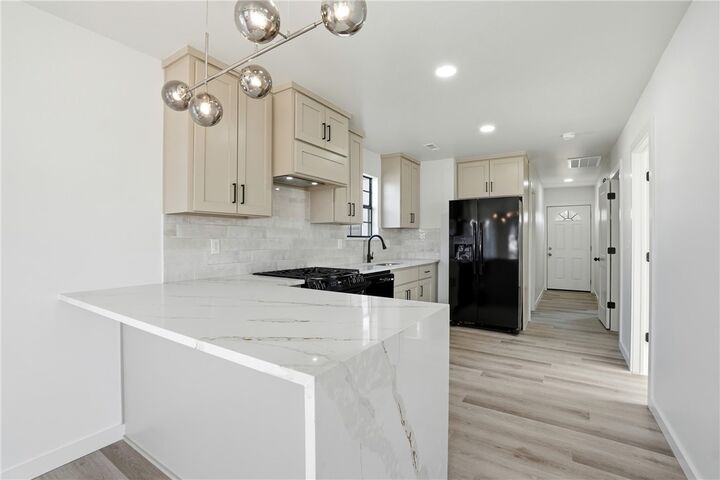 Property Photo:  1021 S B Street  AR 72756 