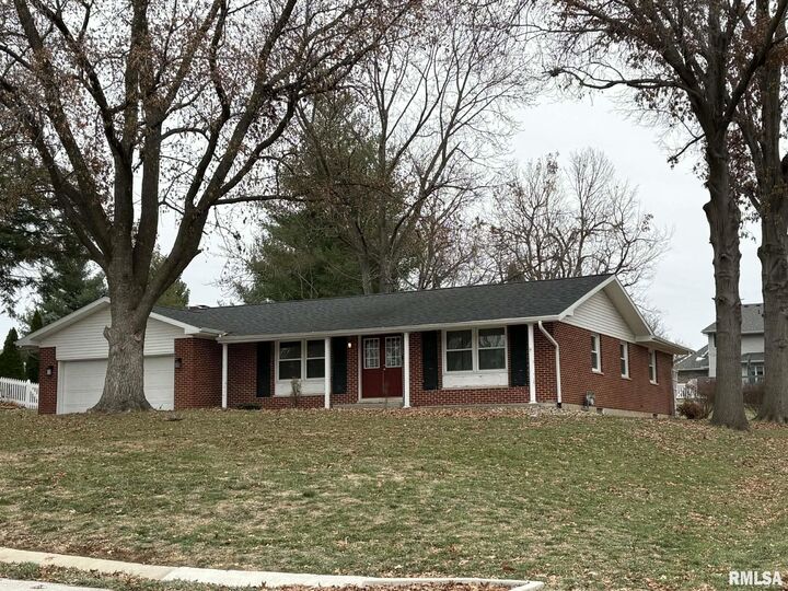 Property Photo:  2111 Curved Creek Court  IL 62301 