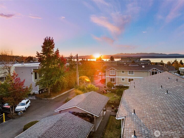 Property Photo: 658 Glen Street 302 WA 98020