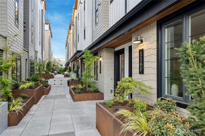 Property Photo:  112 B  2nd Street S  WA 98033 