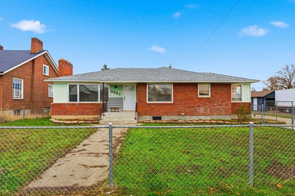 Property Photo:  327 E Lacrosse Ave  WA 99207 
