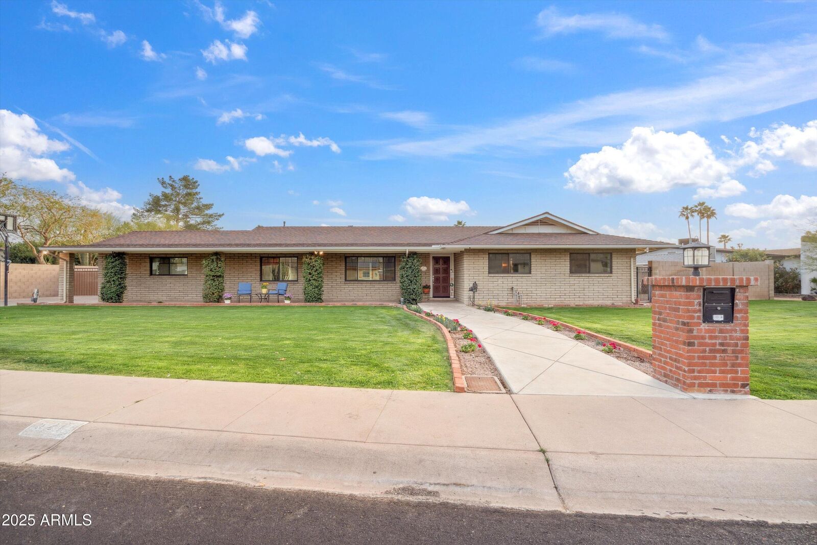 Property Photo: 521 E Canterbury Lane AZ 85022
