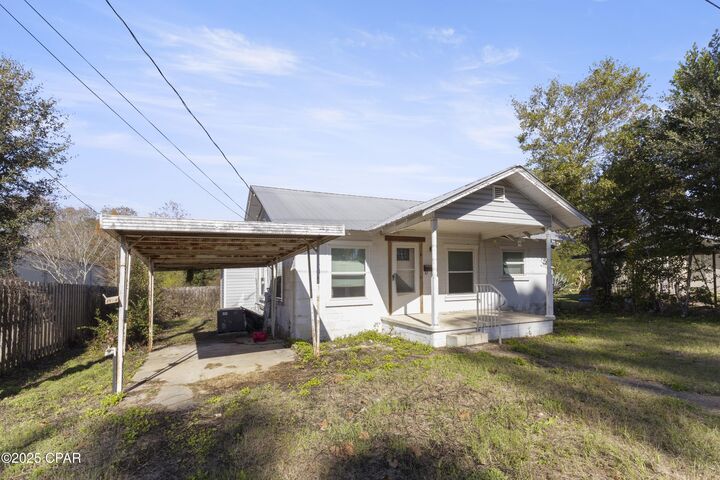 Property Photo: 209 E North Avenue FL 32425