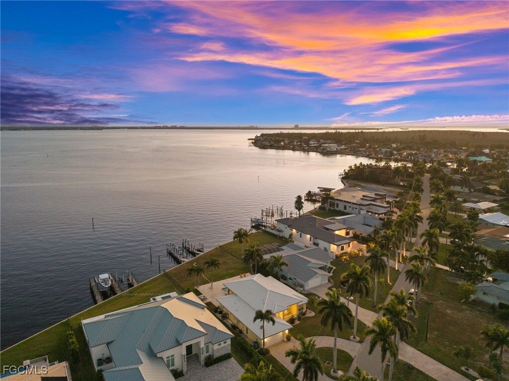 Property Photo:  264 Bayshore Drive  FL 33904 