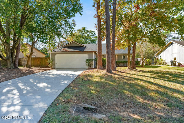 Property Photo: 1748 St Ives Drive FL 32068