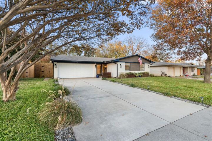 Property Photo: 812 Warren Way TX 75080