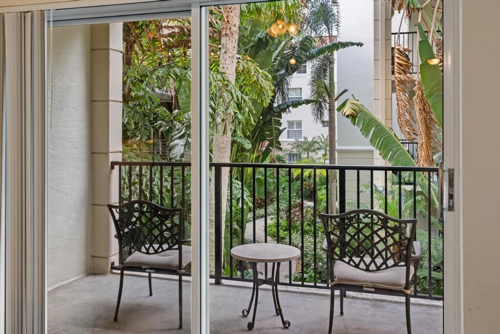 Property Photo:  2202 Tuscany Way  FL 33435 