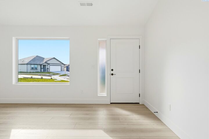 Property Photo: 6484 W 29th Ct WA 99338