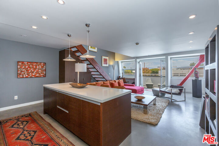 Property Photo:  615 Hampton Dr  CA 90291 