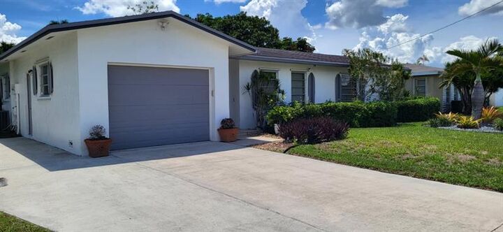 Property Photo: 140 SW 126th Ave FL 33325