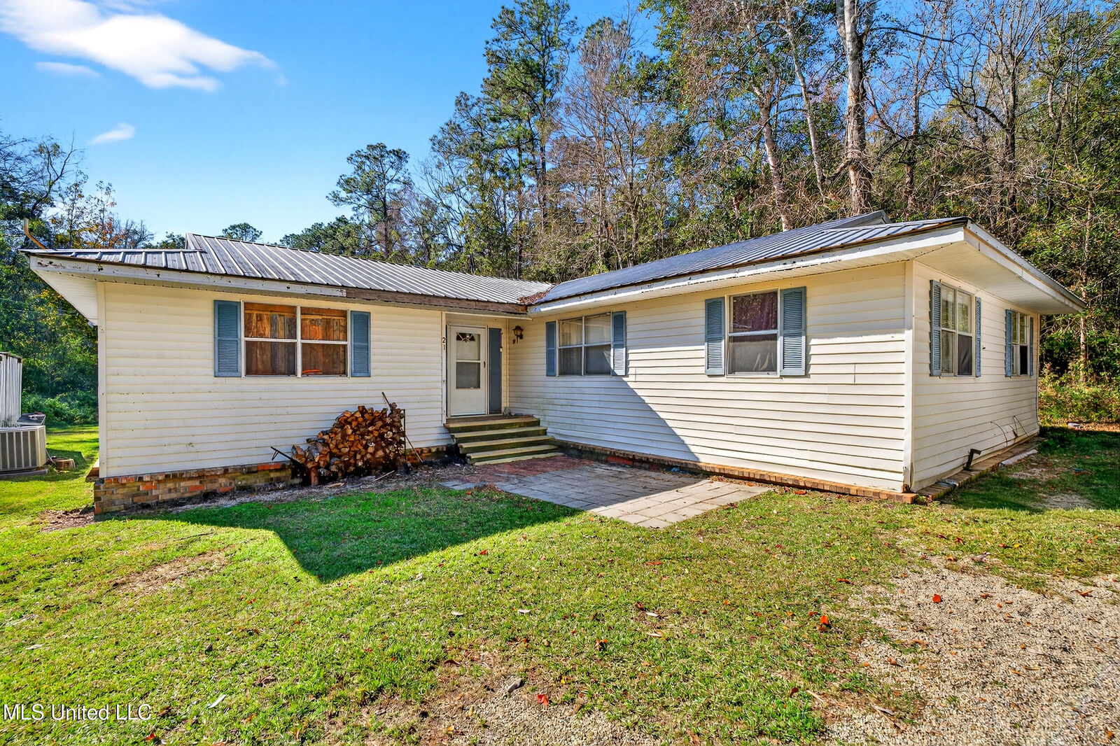Property Photo:  21 Richard Johnson Road  MS 39426 