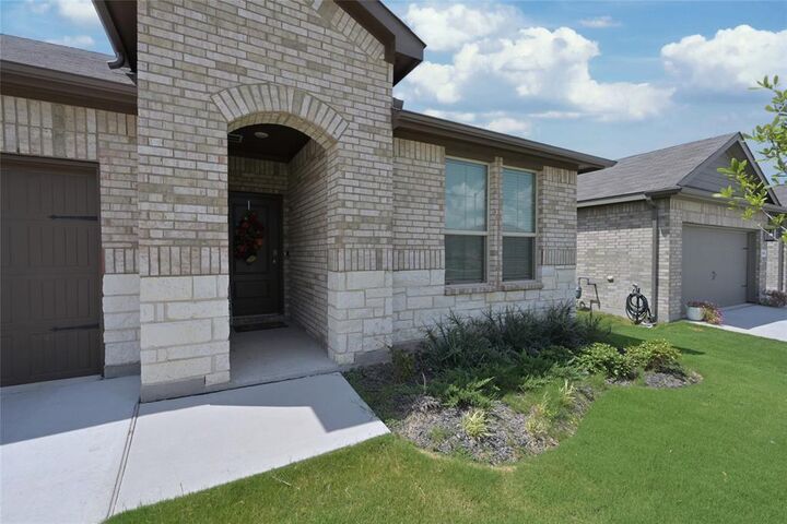 Property Photo:  4524 Fringetree Way  TX 76036 