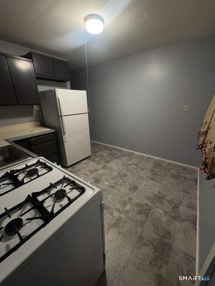 Property Photo:  33 Cannon Road  CT 06108 