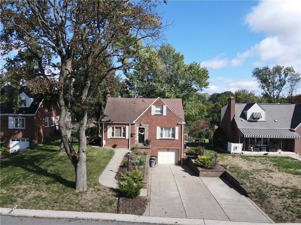 Property Photo: 633 Moreland Dr PA 15243