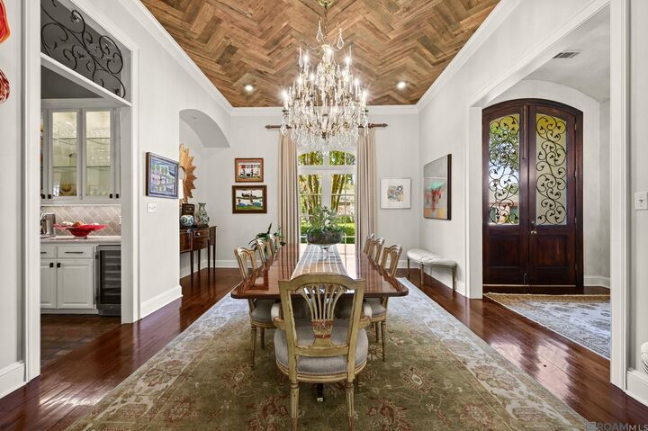 Property Photo: 1204 E Lakeside Oaks Dr LA 70810