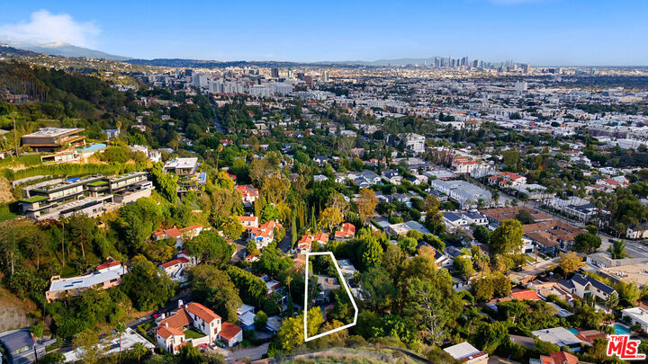 Property Photo:  1762 Nichols Canyon Rd  CA 90046 