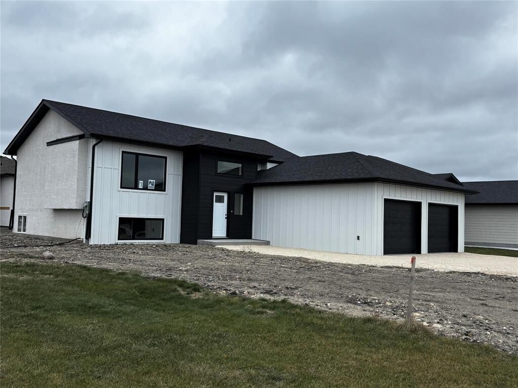 Property Photo: 7 Harvest Bay MB R0A 0C1