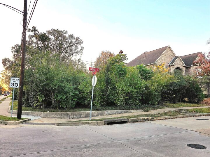 Property Photo:  851 Jaquet Drive  TX 77401 