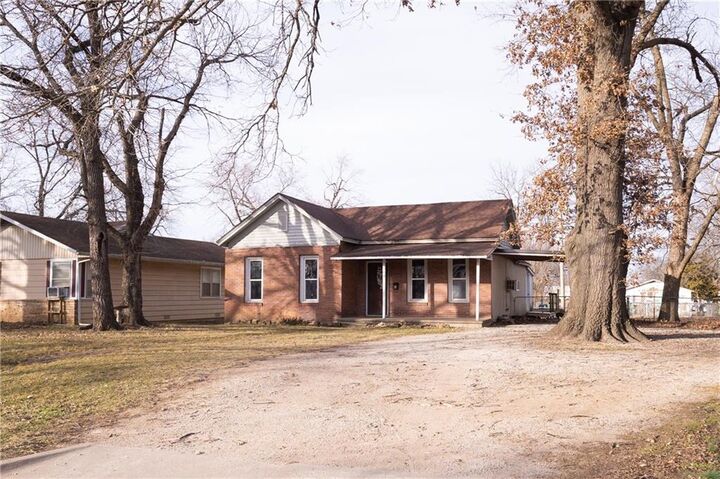 Property Photo:  904 E 5th Street  KS 67335 