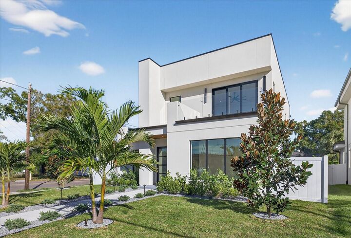 Property Photo:  3702 S Lynwood Avenue  FL 33611 