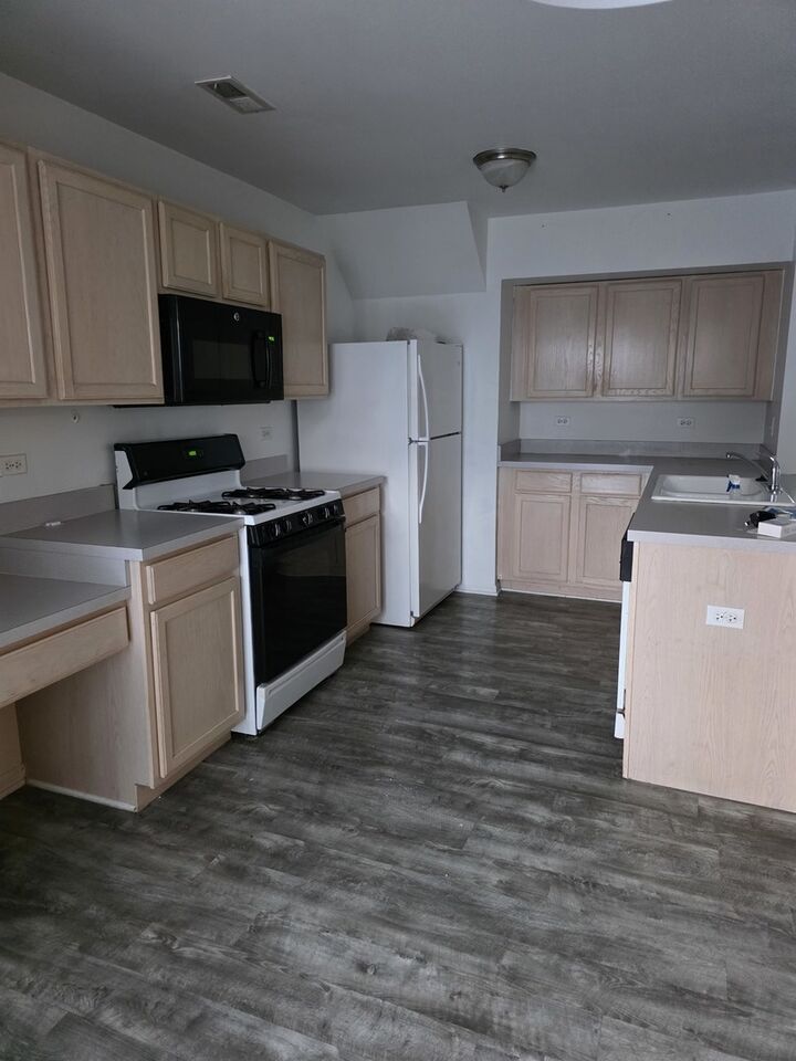 Property Photo:  1066 Four Seasons Boulevard  IL 60504 