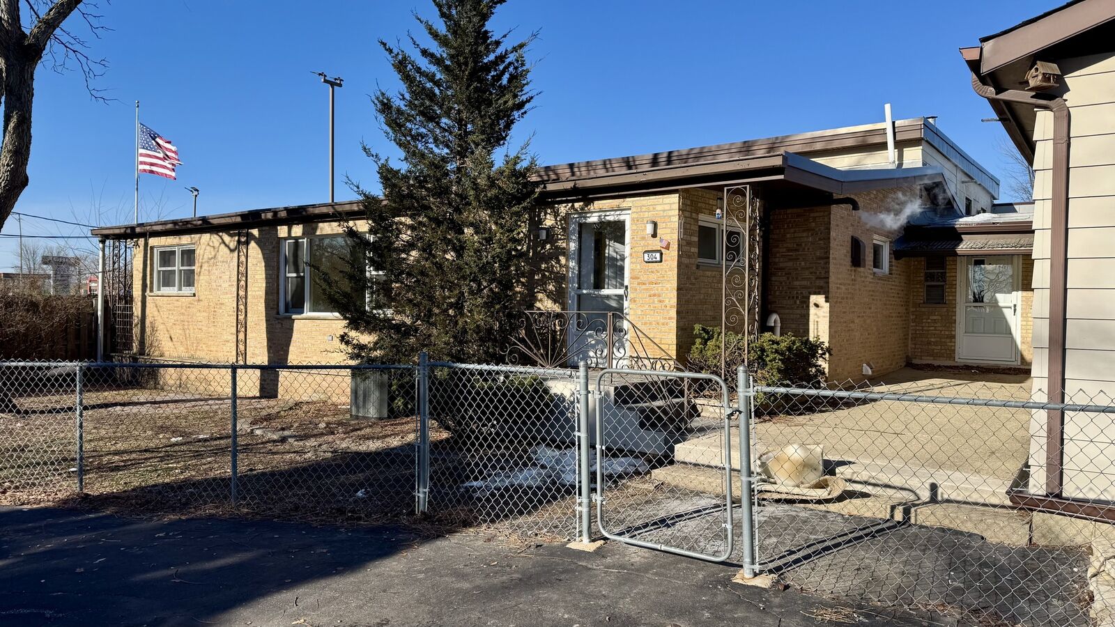 Property Photo:  304 E Hawthorne Drive 304  IL 60073 