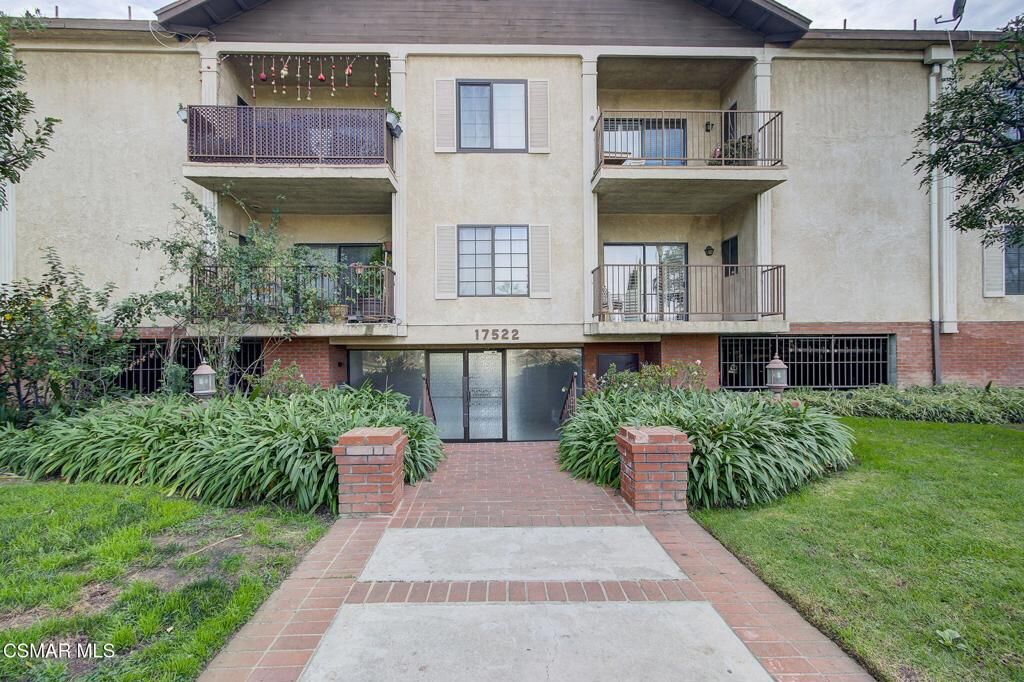 Property Photo: 17522 Sherman Way 204 CA 91406