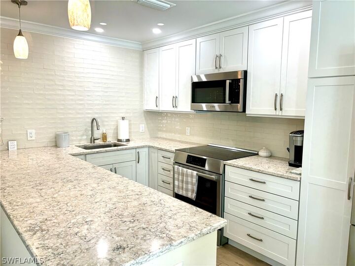 Property Photo: 1435 Curlew Avenue 1 FL 34102