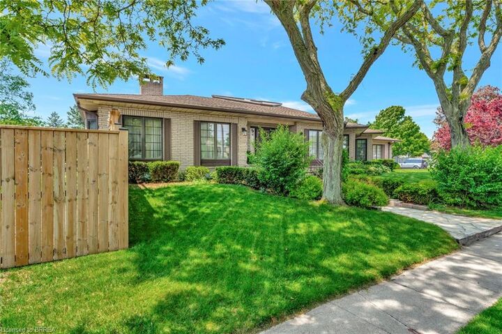 Property Photo:  132 Oak Street  ON N3Y 4S3 