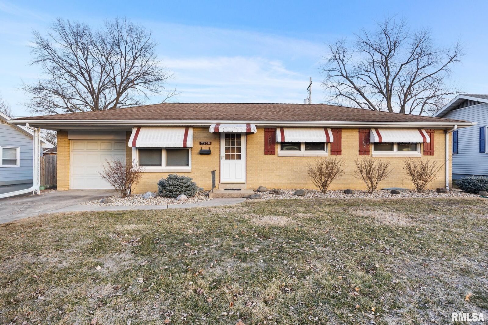 Property Photo:  2530 N Victoria Avenue  IL 61604 