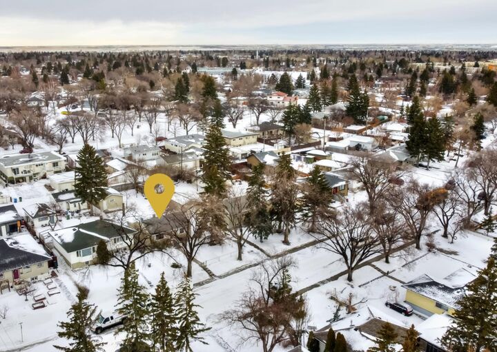 Property Photo:  2010 27 Street SE  AB T2B 0P7 