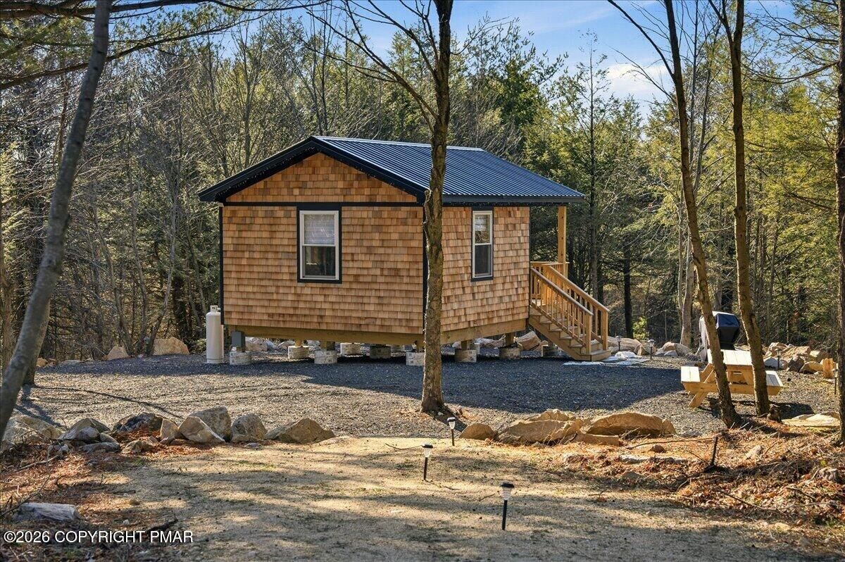 Property Photo:  Co Line & Lr 45052  PA 18058 