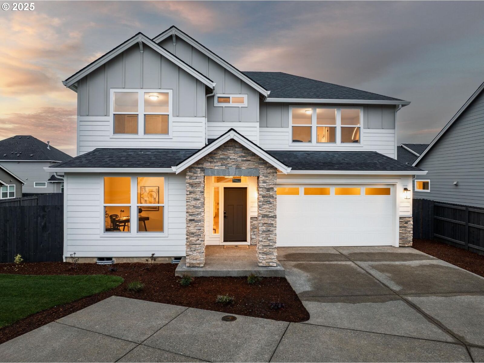 Property Photo: 1211 S Mountain Pl WA 98642
